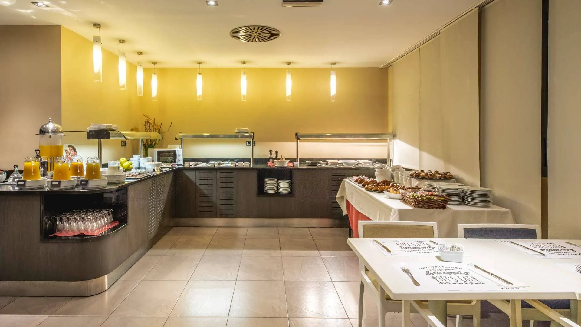 Desayuno buffet del Hotel Talavera con variedad de productos frescos, bollería artesanal y zumos naturales