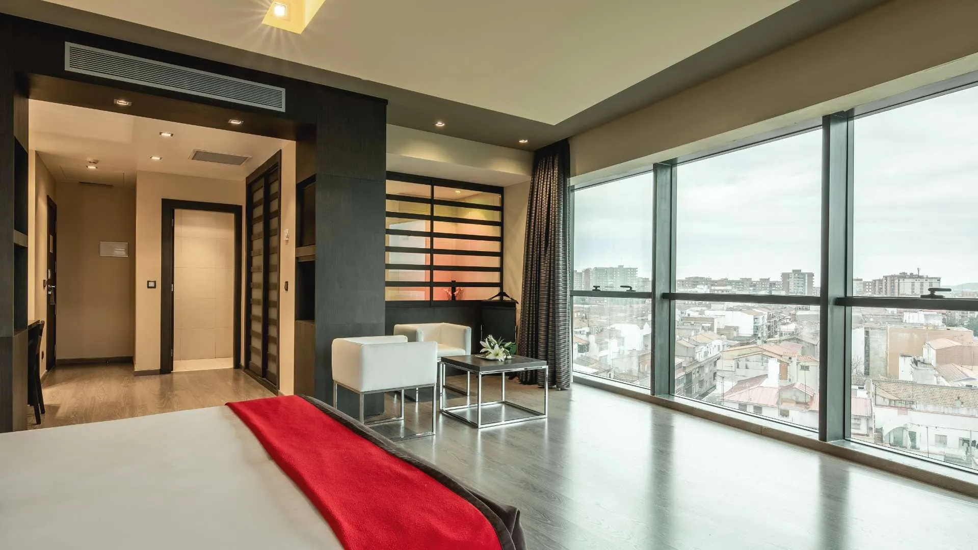 Detalle del baño de mármol en habitación Doble Superior del Hotel Talavera con amenities premium y diseño de lujo