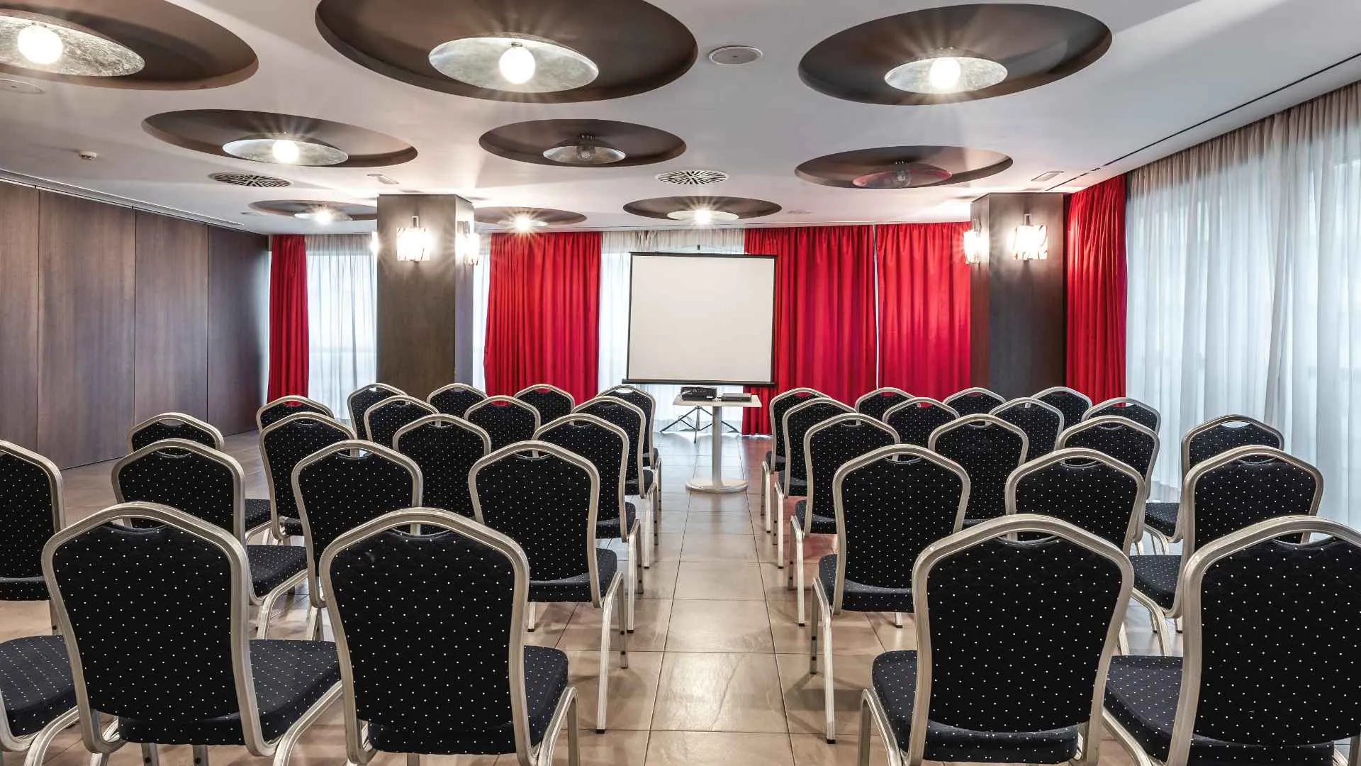 Salón principal para bodas del Hotel Talavera con montaje banquete elegante y decoración floral