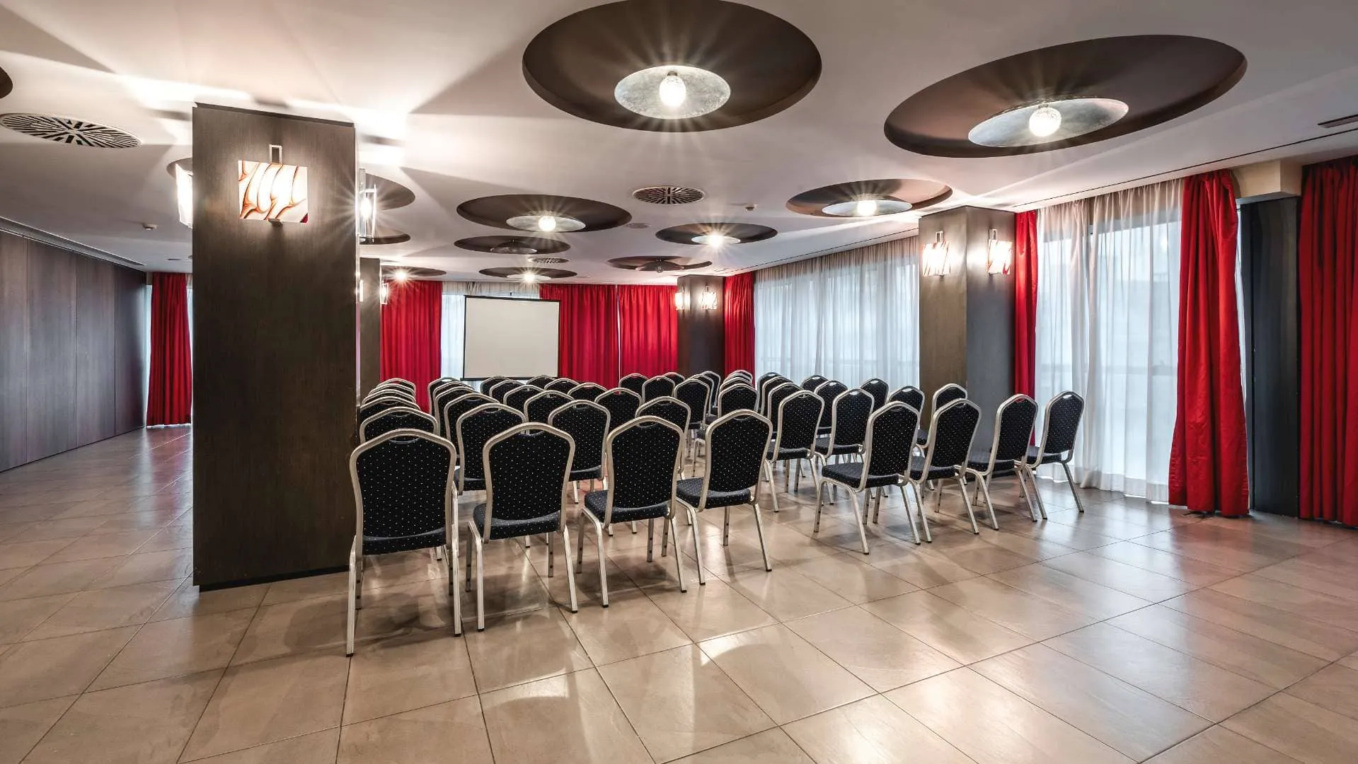 Celebración de boda en el Hotel Talavera con mesas decoradas y iluminación ambiente