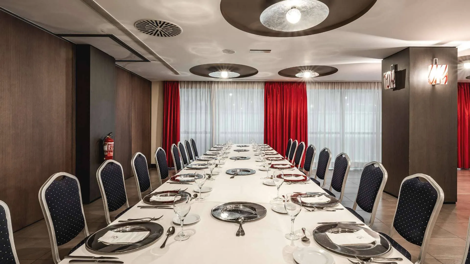 Sala de reuniones del Hotel Talavera con configuración mesa imperial para eventos corporativos