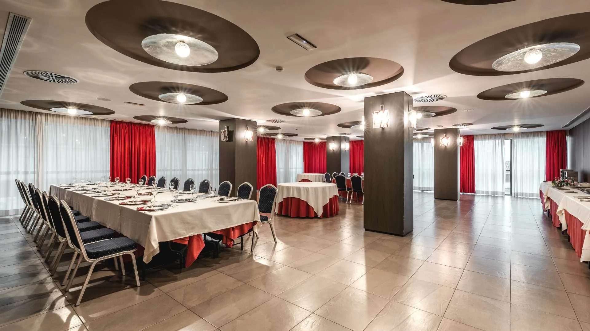Cóctel de bienvenida en el salón del Hotel Talavera con servicio de catering premium