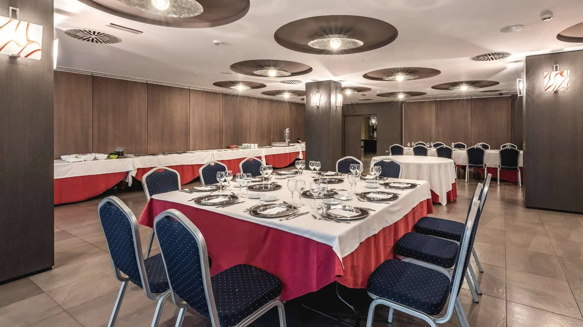 Montaje de ceremonia civil en el salón del Hotel Talavera con arco floral