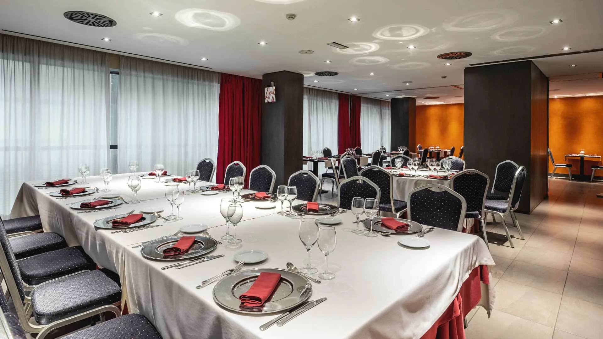 Evento corporativo en el Hotel Talavera con presentación y pantalla de proyección