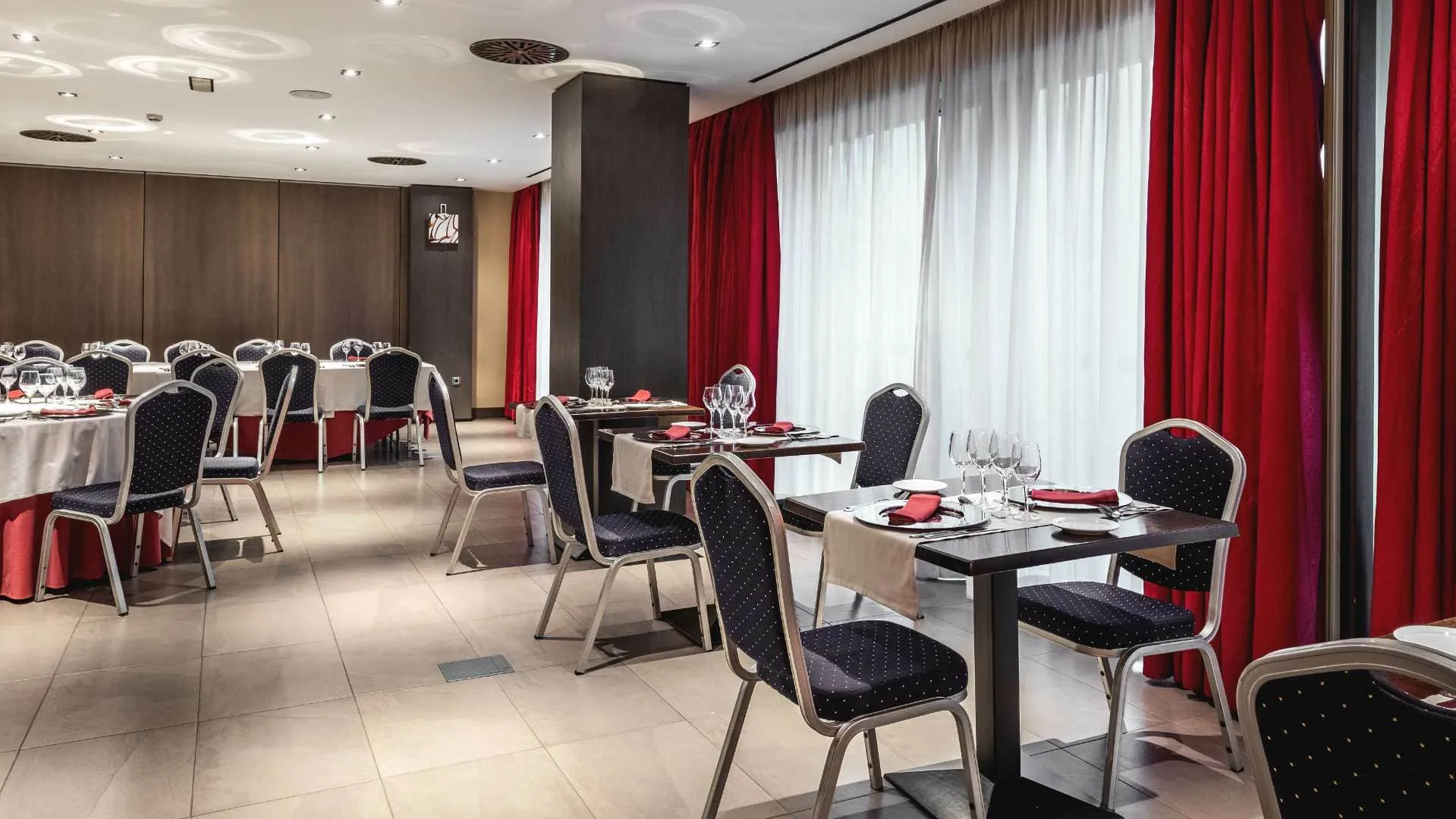 Salón polivalente del Hotel Talavera preparado para congreso con hasta 200 asistentes